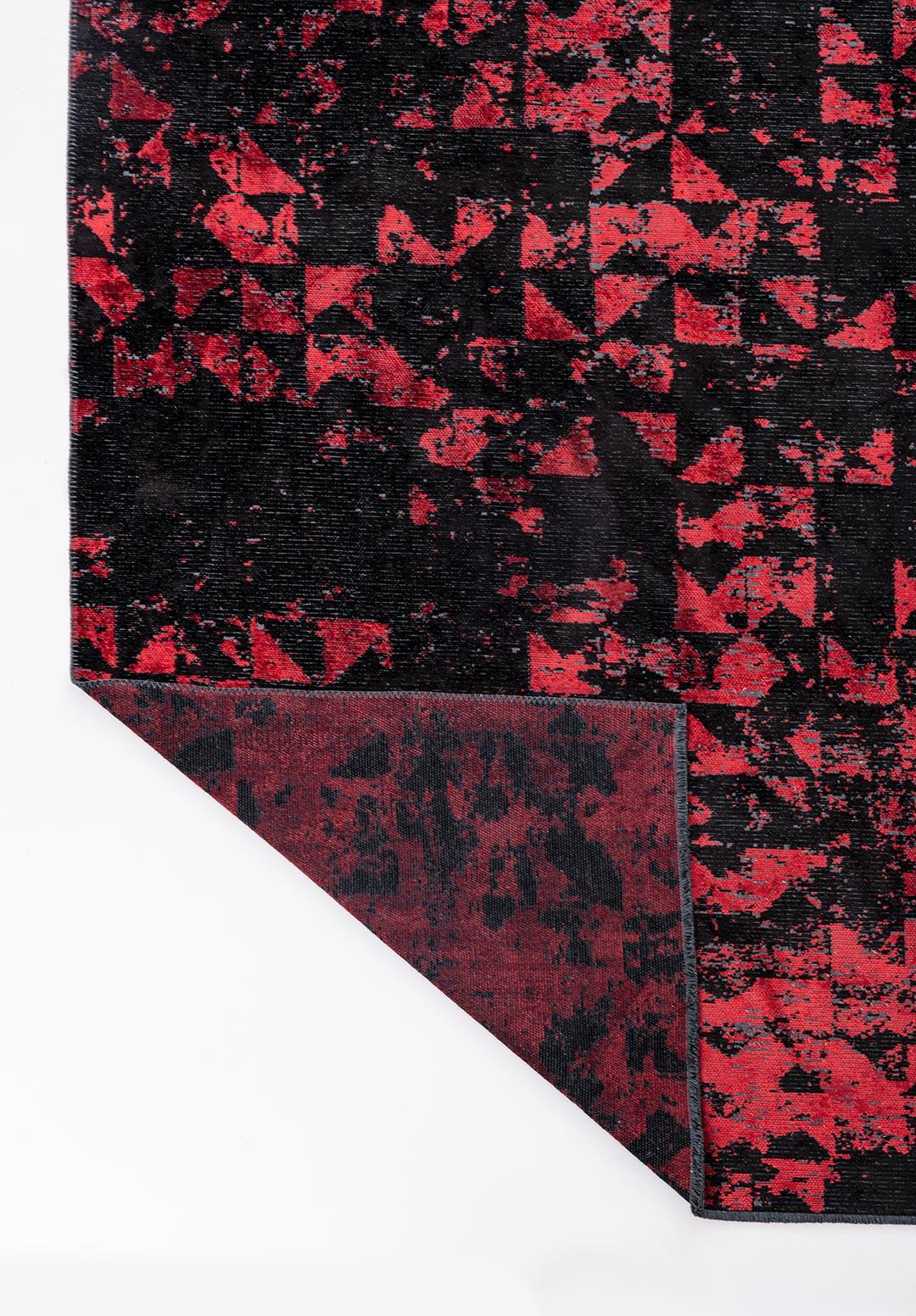 TRIANGLE BLACK - RED RUG