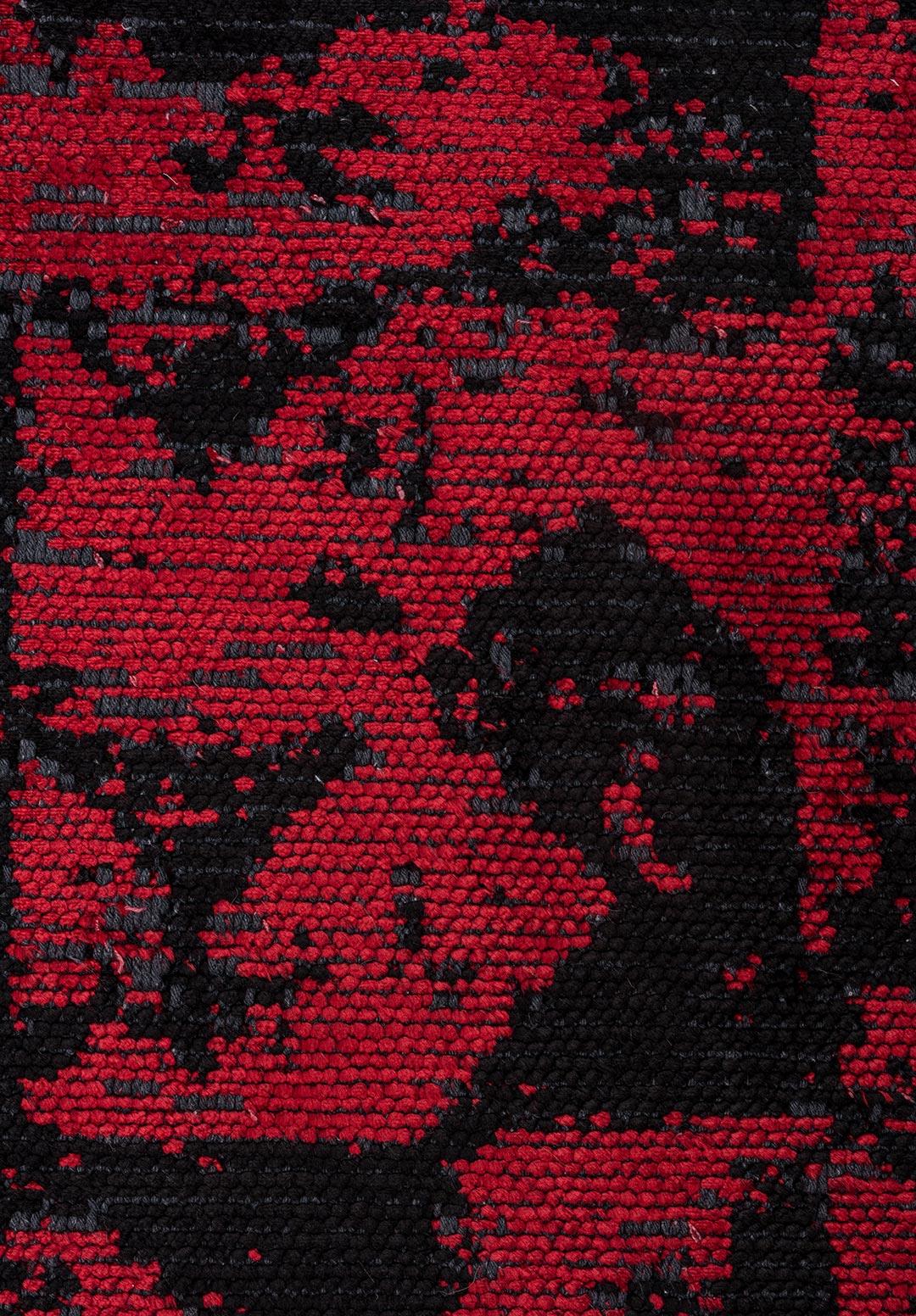 TRIANGLE BLACK - RED RUG